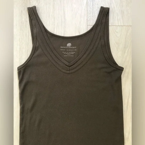 Banana Republic Rib V-Neck Soft Tank Top Cami - Picture 14 of 16